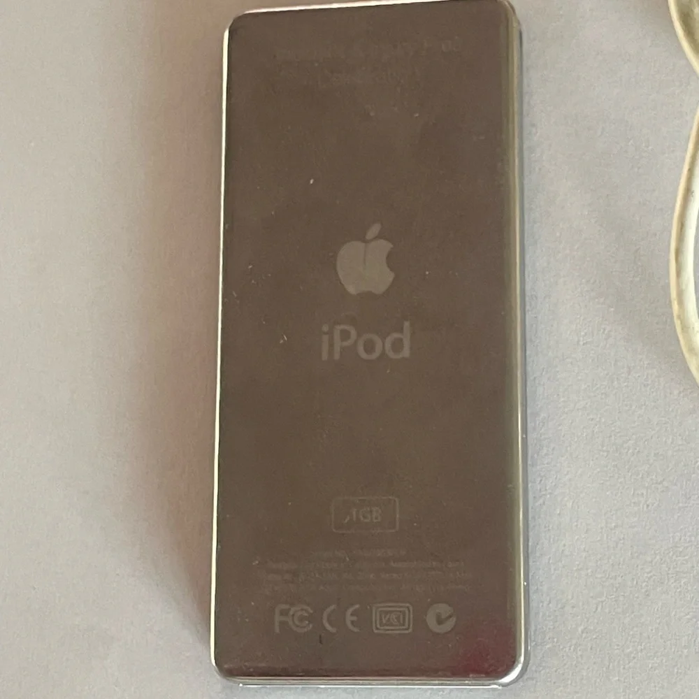 Apple Black iPod Nano Generation 1 with White 30-pin Cable - Picture 3 of 4